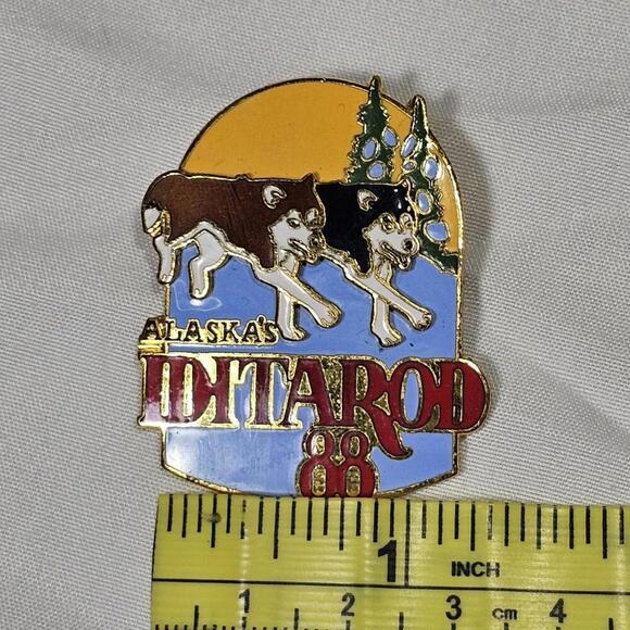 Vtg 1988 Alaska Iditarod dog sled race Layered Pin  1000+ tough miles. Enamel - Picture 3 of 4